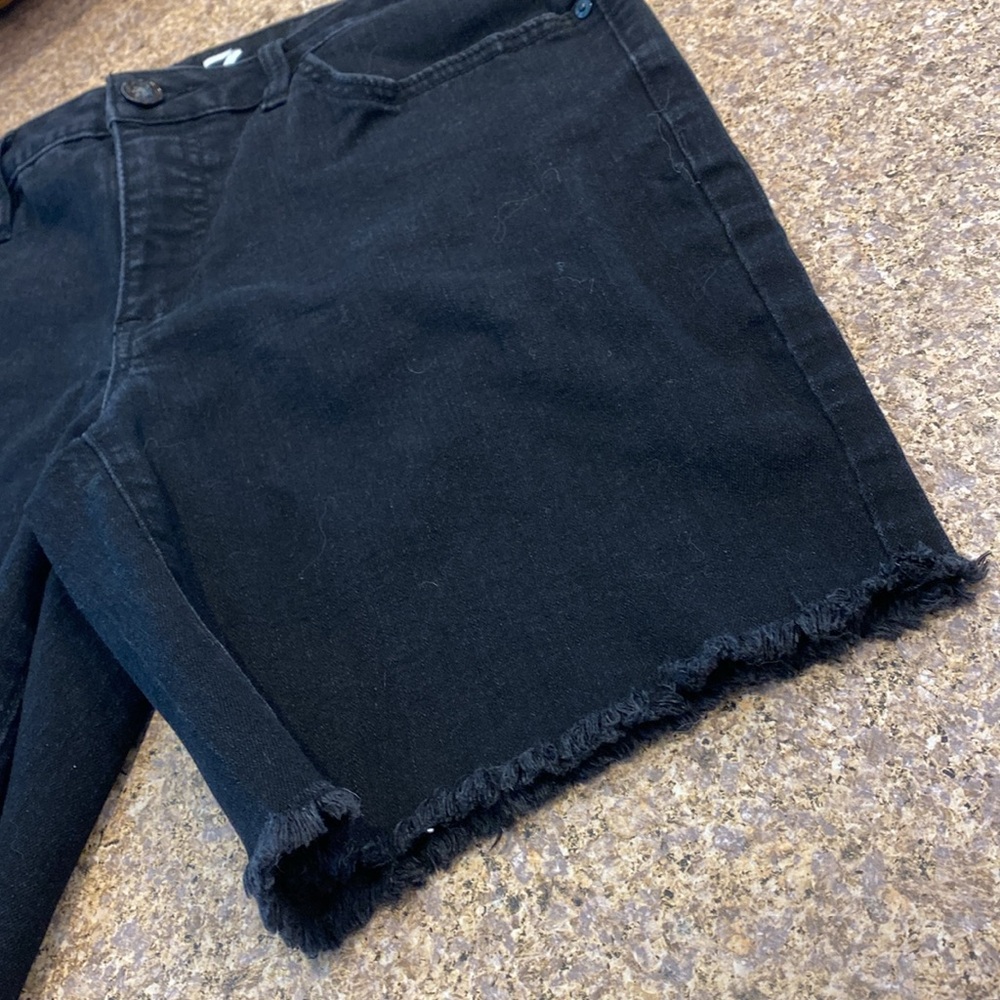 Seven7 Relaxed Bermuda Black Jean Shorts 6 with some Stretch - Picture 3 of 11